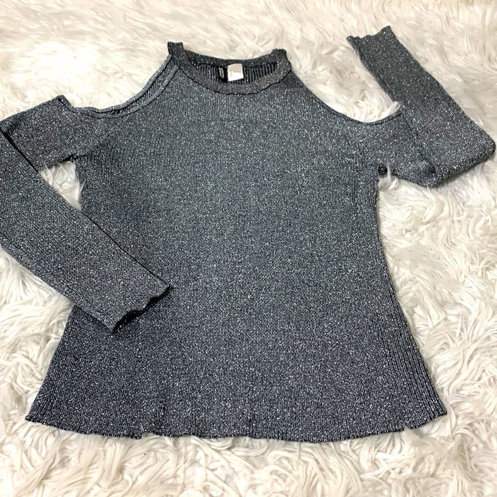 🟢3 items for $20 —-DIVIDED metallic silver/black cold shoulder sweater rib knit